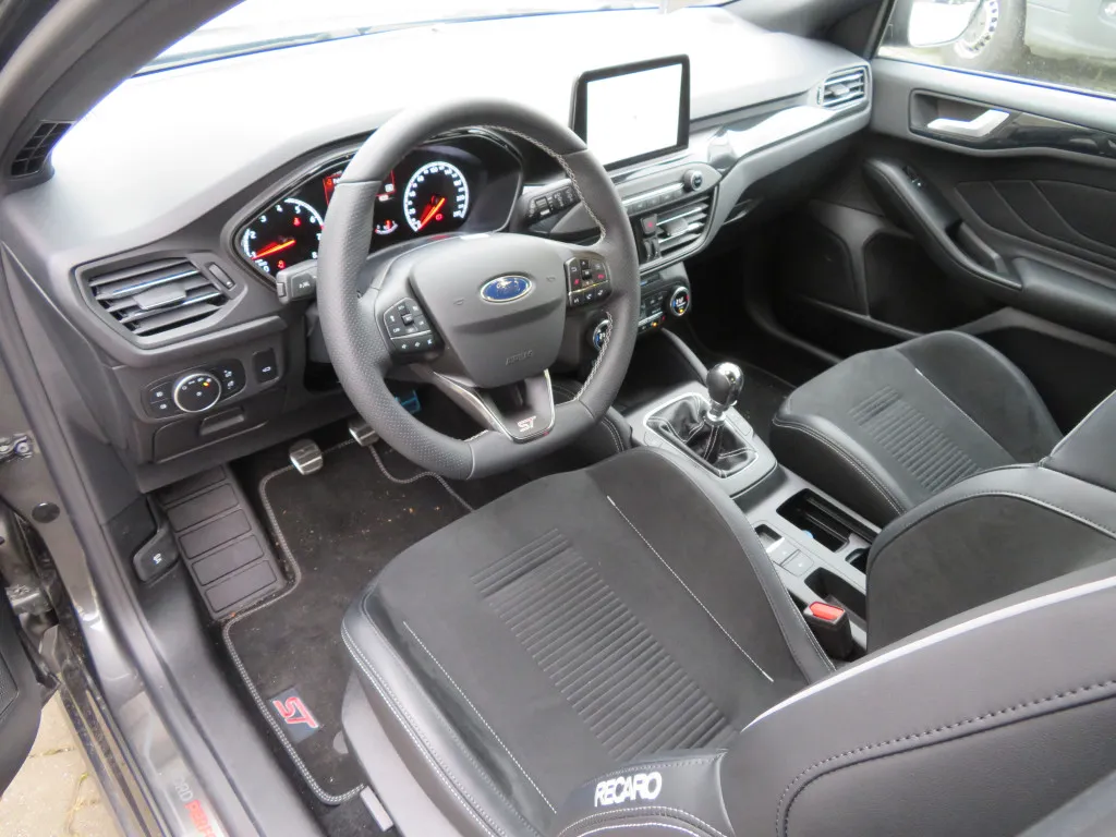 Ford Focus TURNIER 2,3 ST*STYLING PAKET*PERFORMANCE* Image 4